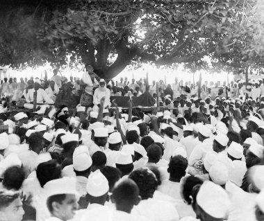 Mahatma Gandhi 5 Nisan 1930 akşamı Dandi, Gujarat, Hindistan 'da halka açık bir toplantıda konuşma yapıyor.   