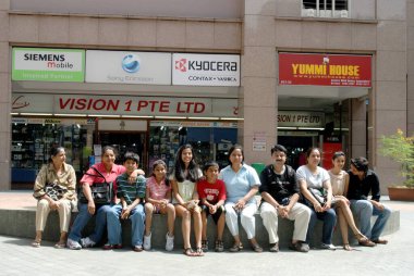 Singapur pazarında ya da pazarda dinlenen Hintli ortak aile 