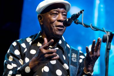 Buddy Guy Mahindra Blues Festivali 'nde mumbai maharashtra yapıyor. 