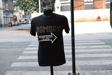 Bombay Mumbai, Maharashtra Hindistan 'da 18 Aralık 2008' de açılan Bombay Şov Salonu 'na ok gösteren tişört 