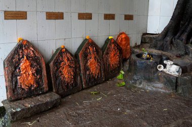 Banganga Tank Walkeshwar Tapınağı 'ndaki heykeller Mumbai Maharashtra Hindistan 2012 