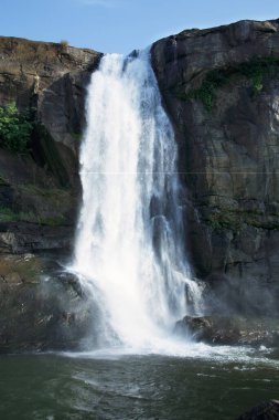 Piknik yeri; Athirappilly şelalesi fışkıran su spreyi; Thrissur bölgesi; Kerala; Hindistan