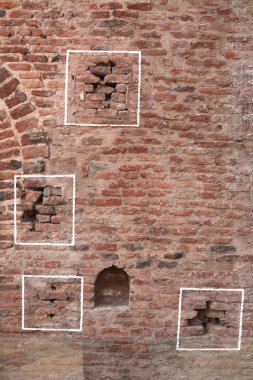 Kurşun izleri Jalianwala Bagh, Amritsar, Punjab, Hindistan 'da korunmuş duvarda görülüyor.