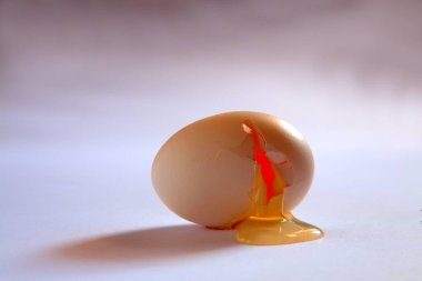Kırık yumurta beyaz arkaplanda 