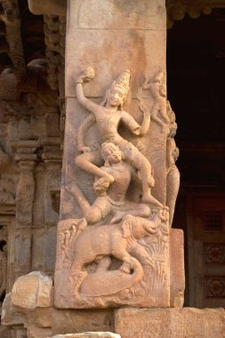 UNESCO Dünya Mirası Alanı; Virupaksha Tapınağı 'ndaki Adimoola heykeli, Kraliçe Lokamahadevi tarafından Pattadakal' da, Karnataka 'da ve Hindistan' da inşa edilen Dravid mimarisidir.