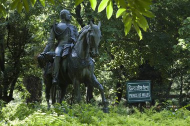 Kral VII. Edward Prensi 'nin Veermata Jijabai Bhosale' deki heykeli Udyan Mumbai Maharashtra Hindistan Asya Eylül 2012