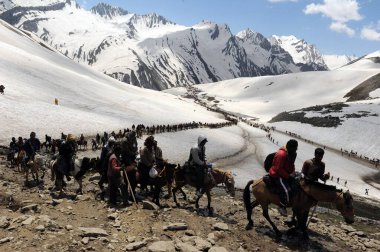 Pilgrim mahagunas ganesh top, amarnath yatra, Jammu Kashmir, Hindistan, Asya 'ya geçer.