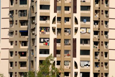 Yeni boyanmış çok katlı binanın balkonları ve pencereleri, Dahisar, Bombay şimdi Mumbai, Maharashtra, Hindistan 