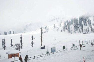 Kongdoor 10050, Gulmarg, Jammu & Kashmir, Hindistan 'da turist kalabalığı