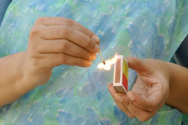 Ateşleme kibriti Bir bayandan, ateş, yakın