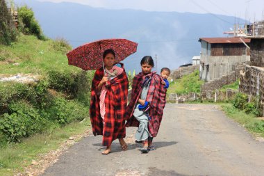 Çerrapunjee, Sohra, Meghalaya, Hindistan sırtında çocuk taşıyan Khasi kabilesi dişileri.   