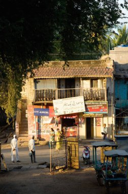 Reklam panosu olan eski evler, Bijapur, Karnataka, Hindistan