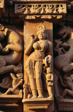 Apsara tuvaletinde gözlerine collyrium, Parsvanatha Tapınağı, Khajuraho, Madhya Pradesh, Hindistan
