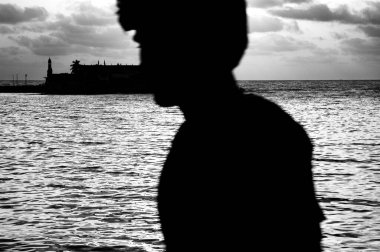 Hacı Ali Camii, Bombay Mumbai, Maharashtra, Hindistan 'ın sahil kenarındaki siluet içindeki adam. 