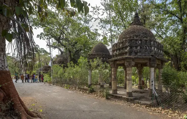 Ormandaki Polo Anıtı, Vijayanagar, SabArkantha, Gujarat, Hindistan, Asya 