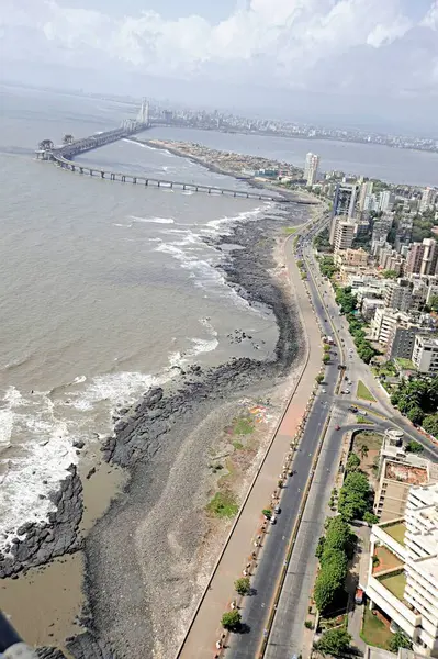 Mumbai Maharashtra Hindistan 'daki Worli deniz manzarası.