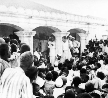 Mahatma Gandhi, 1947, Hindistan 'daki Bihar' ın ayaklanma bölgelerindeki bir halk toplantısında terasta oturuyor.   