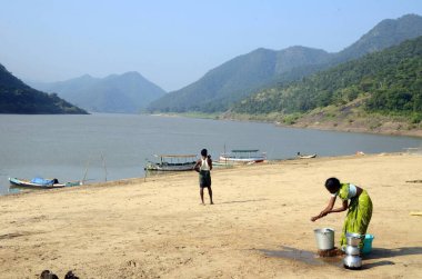 Rajahmundry Andhra Pradesh Hindistan 'da Godavari Nehri' ni yıkayan kadın.