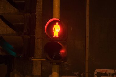 VT kavşağındaki kırmızı trafik ışığı, Bombay Mumbai, Maharashtra, Hindistan 