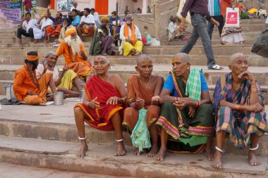 Tıraşlı saçlı kadın Ghat, Varanasi, uttar pradesh, Hindistan, Asya 'da oturuyor. 