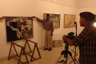 M.F. Hussains Maqbool Fida Hussain sergisi Aralık 2005 'te Jehangir sanat galerisinde; Bombay Mumbai; Maharashtra; Hindistan 