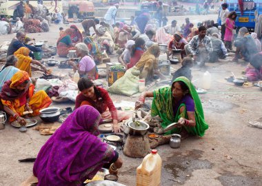 Godavari nehri, Nasik, Maharashtra, Hindistan yakınlarında chapattis yapan kırsal kadınlar. 