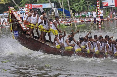 Alleppey Kerala Hindistan 'daki Punnamada Gölü' nde yılan tekneleri yarışıyor. 