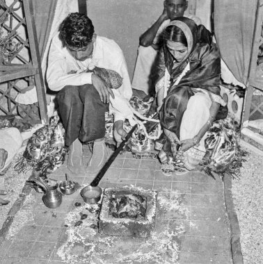 Hint düğün töreninin siyah beyaz resmi. Gelin Hindistan 'da damat.  