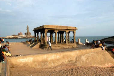 Pillared Mandapa; Vivekananda Kaya Anıtı ve MÖ 1. yüzyılın Tiran Şairi 'nin 131 feet (40 metre) yüksekliğindeki Tiran Heykeli Kanyakumari' de Tirukural; Hindistan 'da Tamil Nadu;
