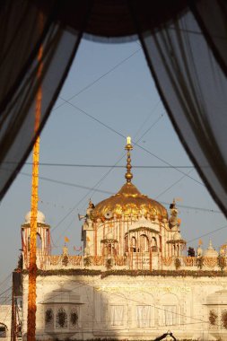 Sachkhand Saheb Gurudwara 'nın Gumath veya mezarı, Sih Guru-Granth, Nanded, Maharashtra, Hindistan-30 Ekim-2008' in 30. yıl kutlamaları için çiçek ve ışıklarla süslenmiştir. 