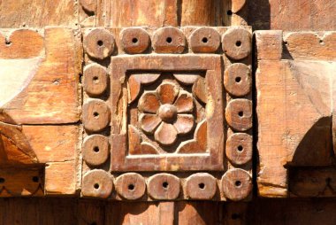 Peshve Kralı Peshve 'nin ikinci sarayı Vishrambaug Wada' nın girişindeki tuğla işçiliğine sabitlenmiş ahşap kapılar; Pune; Maharashtra; Hindistan