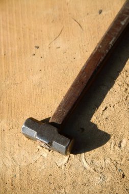İnşaat alanında tahta saplı çekiç yakın plan. 