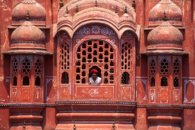 Rajasthani 'nin adamı Hawa Mahal Sarayı' nın penceresinden bakıyor, Jaipur, Rajasthan, Hindistan