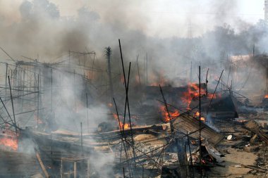 Versova 'daki Mhada kolonisinde yangın çıktı, Andheri; Bombay şimdi Mumbai; Maharashtra; Hindistan