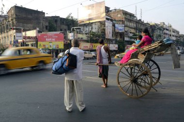 Kolkata Hindistan 'da yolcu taşıyan el arabası çekicisi. 