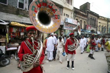 Haridwar, Uttaranchal, Hindistan 'a giden bir geçit töreninde trompet çalan bir trompetçi. 