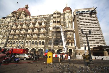 Güney Bombay Mumbai, Maharashtra, Hindistan 'da teröristle uzun silahlı çatışmanın ardından Taj Mahal Oteli yakınlarında sahne