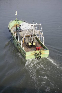 Munambam Maliankara köprüsünden balıkçı teknesi; Dist Ernakulam; Kerala; Hindistan