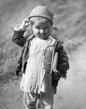 1940 'larda Hindistan şapkası giyen Hintli bir çocuğun portresi.   