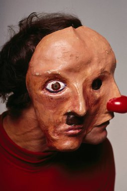 Maskeli genç bir kadının portresi. 