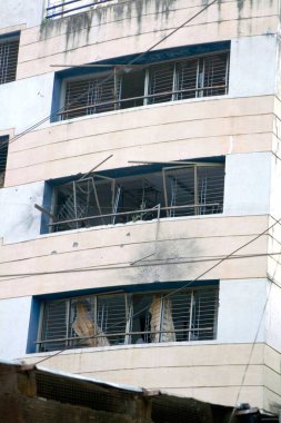 2008 'de Nariman evinin yakınında bombalı terör saldırısıyla kırılan camlar Bombay Mumbai, Maharashtra, Hindistan 