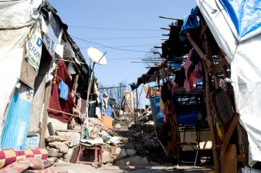 Gecekondu yangınlarının gündüz vakti Damu Nagar, Kandivali, Mumbai, Maharashtra, Hindistan, Asya