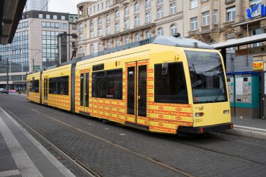 Sokak sahnesi; sarı tramvay; Frankfurt; Almanya; Avrupa