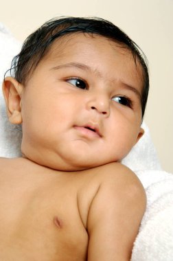 Bebek yüzün dinlenme portresi üstsüz başka tarafa bakıyor.  