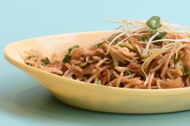 Sebze Hakka Eriştesi ya da Mançurya Hakkası ya da Schezwan Eriştesi veya chow mein, bir kasede servis edilen popüler bir Çin yemeğidir. Hint yemeği, seçici odaklanma.