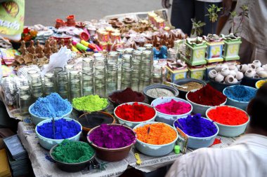 Deepawali Diwali festivali; dekoratif ürünlerin satışı kil petrol lambaları rangoli renkleri vs. Mumbai Bombay; Maharashtra; Hindistan