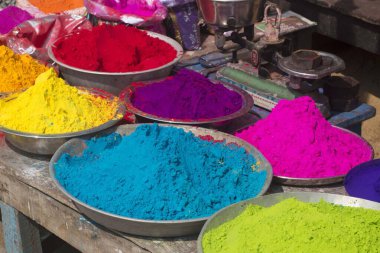 Holi Festivali için çeşitli renkli tozlar, Hindistan 