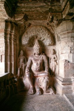 Lord Indra 'nın heykeli, 32 numaralı Ellora mağarası, Indra Sabha, Aurangabad, Maharashtra, Hindistan