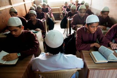 İslam okulunda Kuran okuyan çocuklar Bombay Mumbai, Maharashtra, Hindistan   