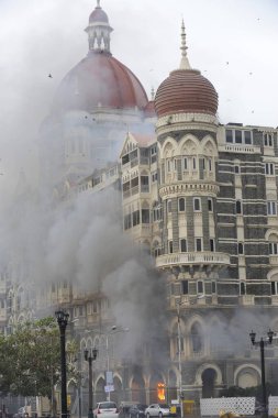 26 Kasım 2008 'de Bombay Mumbai, Maharashtra, Hindistan' da Deccan Mücahitler tarafından gerçekleştirilen terör saldırısından sonra Taj Mahal otelinde yangın çıktı.